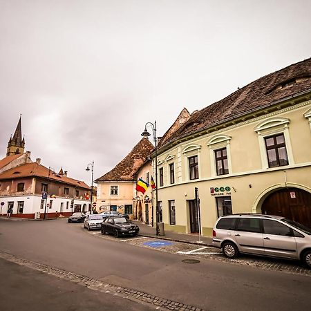 Jules' Sunny, Spacious And Central Apartment Sibiu Exterior photo