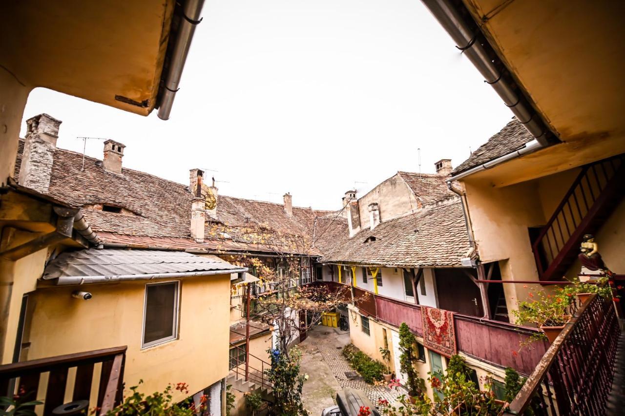 Jules' Sunny, Spacious And Central Apartment Sibiu Exterior photo